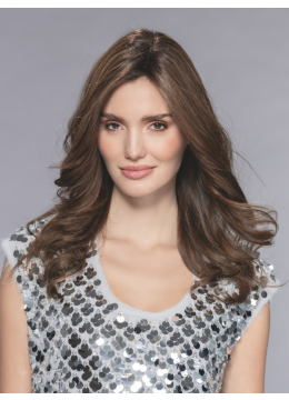 Vrouw met lang, golvend bruin haar draagt het Anise haarstuk van Ellen Wille – volumeverhogend topstuk met natuurlijke scheiding.