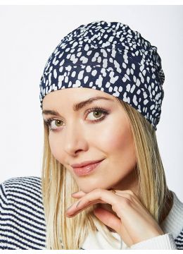 Vrouw draagt een vrolijke turban met witte stippen