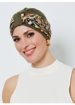 Vrouw met een turban met een band eromheen met print van Gisela Mayer