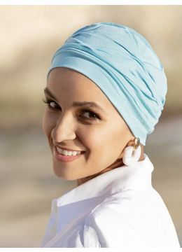 Vrouw draagt de Bahama Bamboo in een blauwe kleur
