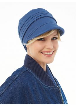 Vrouw draagt een blauwe cap met plooien