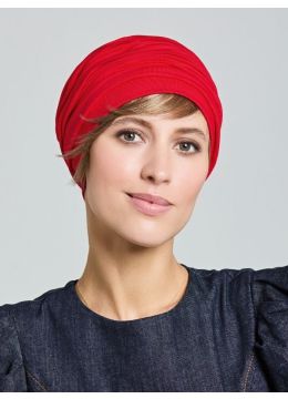 Vrouw draagt een basic mutsje in een rode kleur