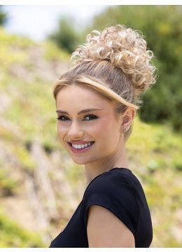 Vrouw draagt een haarstukje met knotbevestiging in het blond