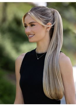 Vrouw draagt een lang haarstuk van Jon Renau