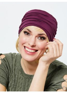 Paar chemo mutsje van Gisela Mayer gedragen door een vrouw met blond haar
