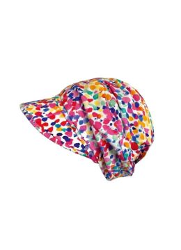 Vrouw draagt een mooie cap van Gisela Mayer