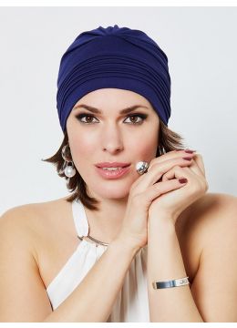 Donkerblauw, blauw, marine blauw, navy chemo mutsje van Gisela Mayer gedragen door een vrouw 