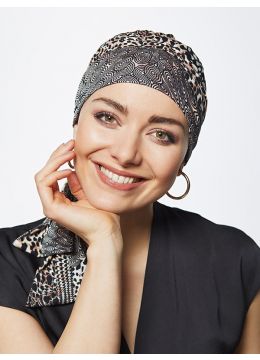 Vrouw draagt een chemo hoofddoekje in een mooie print