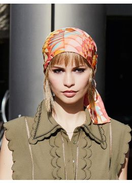 Vrouw draagt een mooie turban met een print