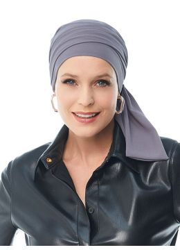 Vrouw draagt een grijze turban van Gisela Mayer