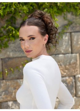 Vrouw draagt een haarstukje met een losse knotlook