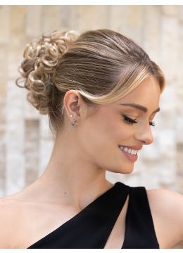 Vrouw draagt een scrunchie haarstukje met krullen