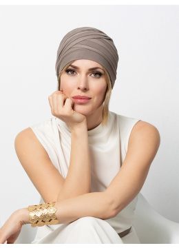 Vrouw draagt een grijze turban van Gisela Mayer
