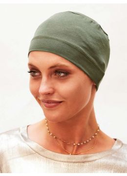 Vrouw draagt een mutsje in een groene kleur