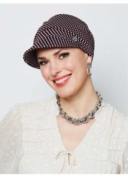 Vrouw draagt een cap met en rood gekleurde print