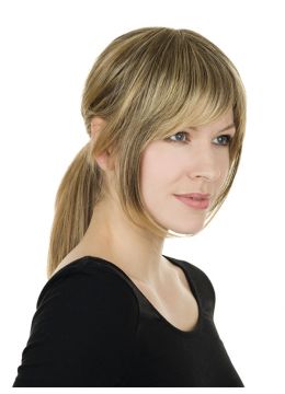 vrouw draagt een blonde opzetbare pony