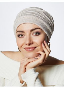 vrouw draagt een witte turban van Gisela Mayer