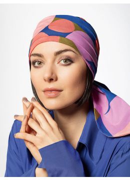 Vrouw draagt een gekleurde turban van Gisela Mayer