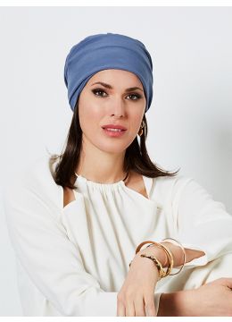 Turban in blauw gedragen door een vrouw