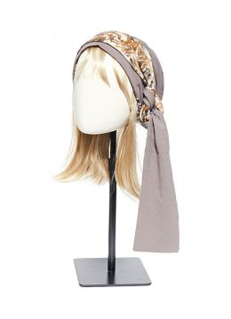 Turban in een grijze kleur op een pop