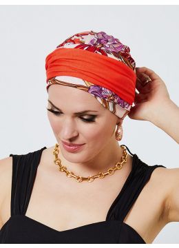 Vrouw draagt een turban van Gisela mayer in rode tinten
