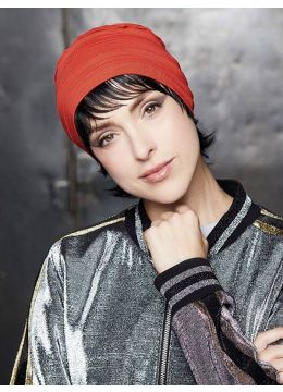 vrouw draagt een haarstuk voor onder een turban of chemo mutsje in het zwart