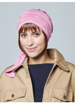 vrouw draagt een haarstuk voor onder een turban of chemo mutsje in het zwart