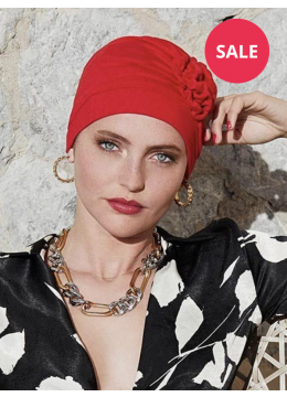 Vrouw draagt een turban met een mooie bloem