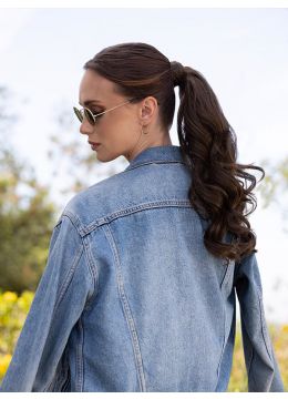 Vrouw draagt een wavy haarstuk voor een vollere paardenstaart