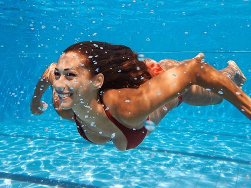 Zo bescherm je jouw haar tegen zout, chloor en zon deze zomer 