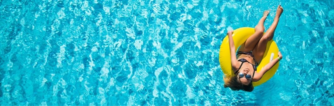 Zo bescherm je jouw haar tegen zout, chloor en zon deze zomer 