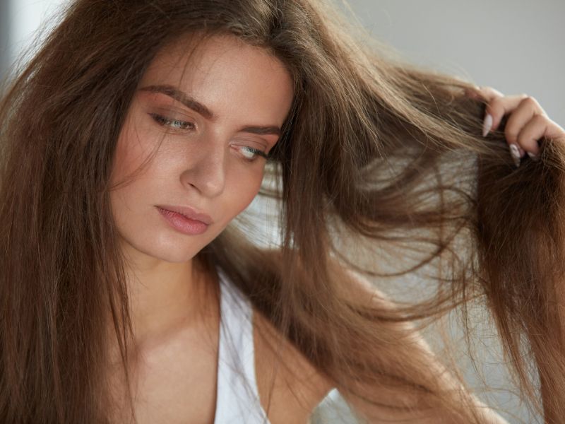 De oorzaak van droog haar in de winter: En hoe het te voorkomen