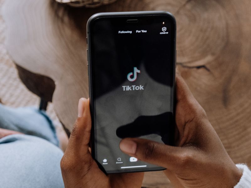 Rozemarijn, dé TikTok-oplossing tegen haaruitval: Waarom hebben we eigenlijk voornamelijk nu last van haaruitval?